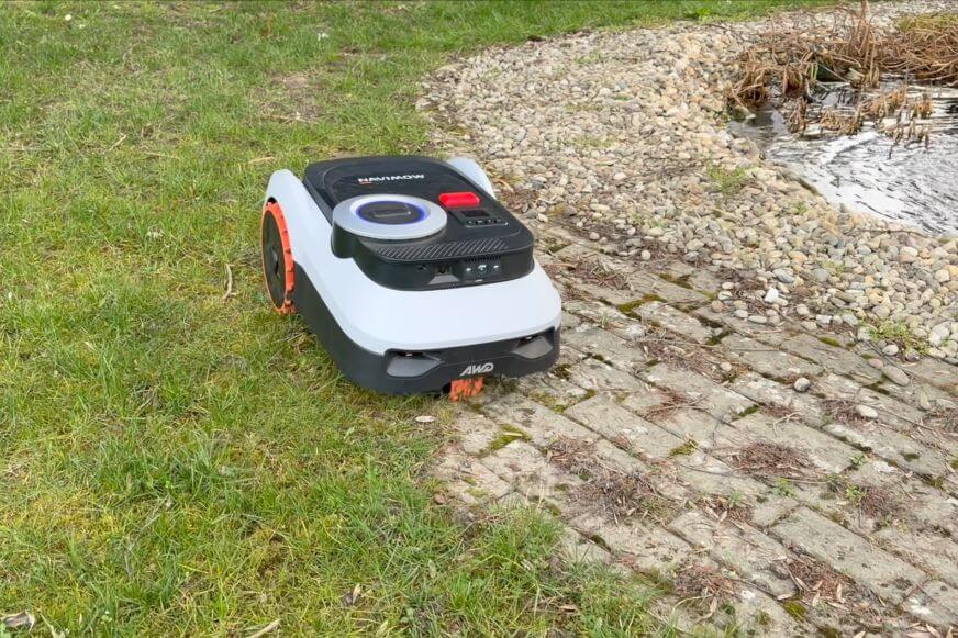 Segway Navimow i210 LiDAR Pro Maehroboter an einer ebenerdigen Pflasterkante mit kaum sichtbarem Restrand